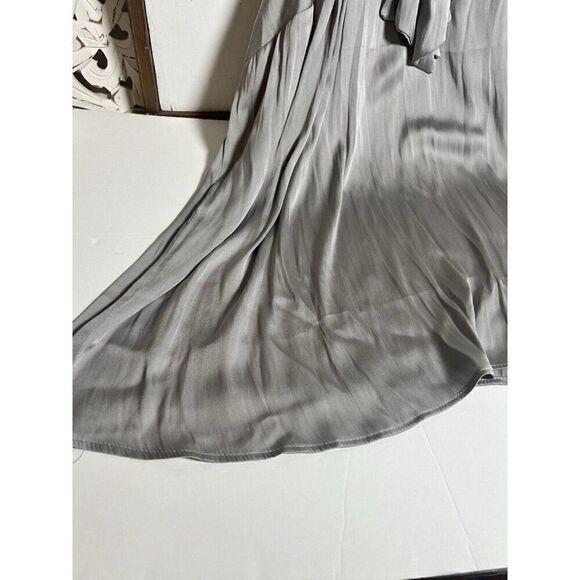 Torrid Womens Bow Tie Front Halter Top Size 4 Silver Sleeveless. Q - Picture 2 of 8